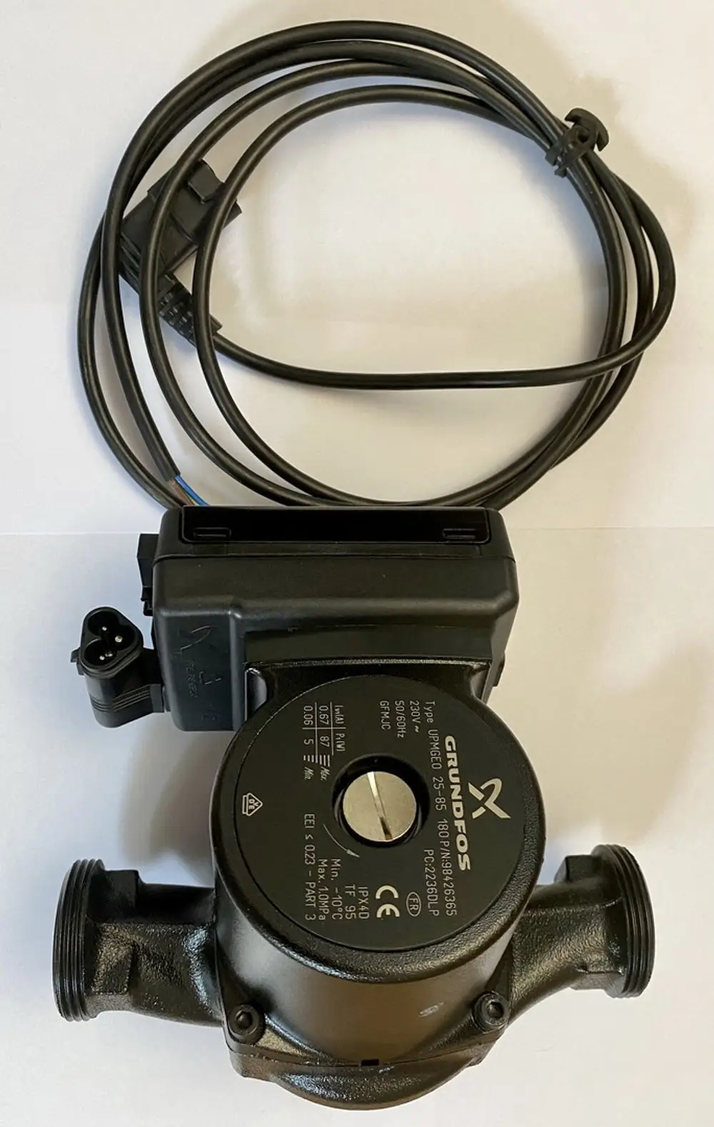 Schwarze Pumpe mit Kabel und Stecker, vermutlich von Danfoss, für Heizungsanwendungen. Abgebildet ist die Unterseite mit technischen Daten und Anschlussmöglichkeiten.